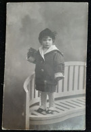 Thèmes - ENFANTS - Photographie Fillette En Manteau à Grand Col Pantalon Façon Guetres - Phot Guilleminot - Portraits