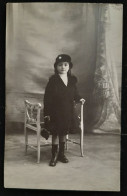 Thèmes - ENFANTS - Photo Petite Fille En Bottines  Chapeau Près D'un Fauteuil  -  Photo As De Trefle - Portraits