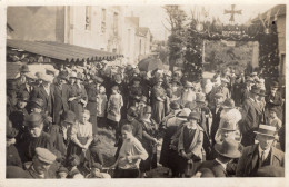 Carte Photo De Femmes élégante , D'hommes Et D'enfant Pendant Un Enterrement Dans Un Village Vers 1920 - Anonymous Persons