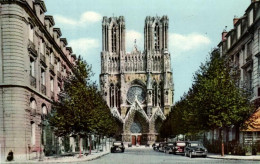 France > [51] Marne > Reims - La Cathedrale Et La Rue John-Rock Feller - 8453 - Reims