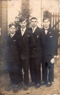 Carte Photo De Quatre Jeune Garcons élégant Posant Dans La Cour De Leurs Maison - Personnes Anonymes