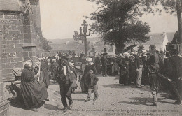 Le Pardon De Rumengol, Les Pèlerins Accomplissant Leurs Voeux Autour De L'église - Other & Unclassified