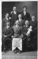 Carte Photo D'hommes élégant Avec Un Jeune Garcon Et Une Poupée Posant Dans Un Studio Photo En 1914 - Personnes Anonymes