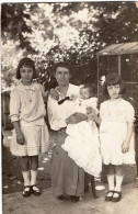 Carte Photo D'une Femme élégante Avec Ces Enfants Posant Dans La Cour De Sa Maison En 1917 - Personnes Anonymes