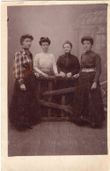 Carte Photo D'une Femme élégante Avec Ces Trois Filles élégante Dans Un Studio Photo Vers 1910 - Personas Anónimos