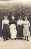 Carte Photo D'une Femme élégante Avec Ces Trois Jeune Filles élégante Posant Dans La Cour De Leurs Maison Vers 1910 - Personas Anónimos