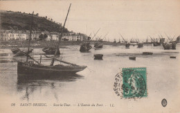 Saint Brieuc (22 - Côtes D'Armor)  Sous La Tour. L'entrée Du Port - Saint-Brieuc