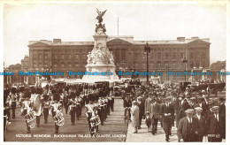 R158911 Victoria Memorial. Buckingham Palace And Guards. London. Valentine. Phot - Other & Unclassified