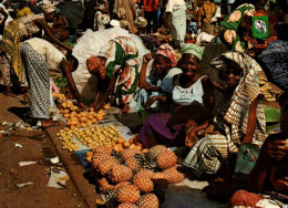 CPM - ABIDJAN - Le Marché (marchandes) - Photo JC.Nourault - Edition Barnoin - Costa D'Avorio