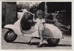 BAMBINA CON MOTO MOTORCYCLE LAMBRETTA - FOTO ORIGINALE - Autres & Non Classés