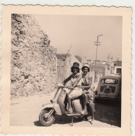 COPPIA DI RAGAZZE SU MOTO MOTORCYCLE LAMBRETTA - FOTO ORIGINALE - Autres & Non Classés