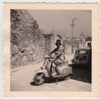 RAGAZZA SU MOTO MOTORCYCLE LAMBRETTA - FOTO ORIGINALE - Autres & Non Classés