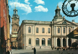 1 AK Schweden * Stockholm, Der Stortorget Mit Börsengebäude In Dem Sich D. Nobelmuseum Und D. Nobelbibliothek Befinden - Suecia
