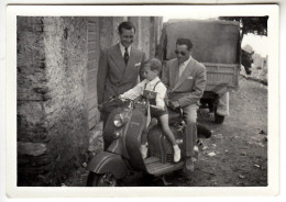 GRUPPO CON MOTO MOTORCYCLE LAMBRETTA - FOTO ORIGINALE - Other & Unclassified