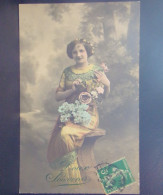 1756 THEME . DOUX SOUVENIR . FEMME ASSISE .  FLEURS . OBLITEREE 1913 . - Women