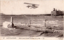 SAINT RAPHAEL ( 83 ) - Hydro - Avion évoluant Au Dessus De La Ville - Saint-Raphaël