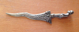 Kris Miniature En Bronze. Poignée En Forme D'idole. Indonésie. (H22) Taille 16,5 Cm - Knives/Swords