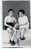 Carte Photo D'une Petite Jeune  Avec Un Jeune  Garcon Posant Dans Un Studio Photo - Anonymous Persons