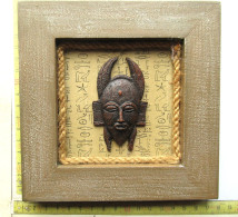 Boek AG - MASQUE ÉGYPTIEN EN BOIS DANS UN CADRE EN BOIS - EGYPTISCH HOUTEN MASKER IN HOUTEN KADER - Arte Africano