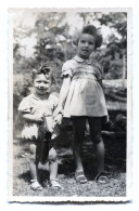 Carte Photo D'une Petite Fille élégante Et Un Petit Garcon A La Campagne Vers 1930 - Personnes Anonymes