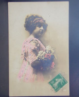 1762 THEME .  PORTRAIT D UNE FEMME AVEC UN BOUQUET DE FLEURS . OBLITEREE 1913 - Mujeres