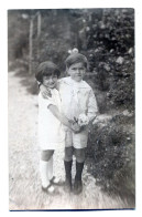 Carte Photo Dune Petite Fille élégante Avec Un Petit Garcon Posant Dans Leurs Jardin - Anonymous Persons