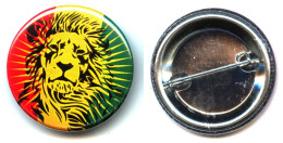BADGE : "LION RASTA (Rastafari)" 38 Mm Avec épingle De Maintien. NEUF - 8313 - Autres & Non Classés
