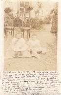 Carte Photo D'une Petite Fille élégante Avec Un Petit Garcon Assis Devant Leurs Maison En 1903 - Anonymous Persons