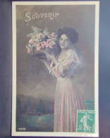 1765 THEME . SOUVENIR . FEMME DEBOUT AVEC UNE CORBEILLE DE FLEURS .  OBLITEREE . N° 4346 - Femmes