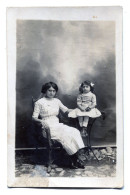 Carte Photo D'une Jeune Fille élégante Avec Une Petite Fille élégante Posant Dans Un Studio Photo Vers 1910 - Anonymous Persons