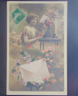 1768 THEME . FEMME ASSISE  AVEC UNE LETTRE . ENVELOPPE . FLEURS . ANNEE 1914 - Femmes