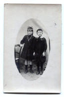 Carte Photo D'une Jeune Fille élégante Avec Un Jeune Garcon Posant Dans Un Studio Photo Vers 1920 (2) - Anonymous Persons