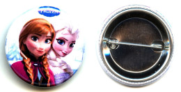 BADGE : "LA REINE DES NEIGES (FROZEN) - ELSA Et ANNA", 38 Mm épingle De Maintien. NEUF - 8324 - Other & Unclassified