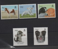 LOT 17 -   FALKLAND    N°  608/612 **  -CHIENS - CHATS -  AGNEAU - CHEVAL    - Cote  12 € - Dogs