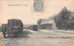 SEVERAC-le-CHATEAU (Aveyron) - La Gare Avec Train - Voyagé 1906 (2 Scans) - Altri & Non Classificati