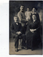 Carte Photo D'un Officier Francais Avec Sa Famille élégante Dans Un Studio Photo - Anonymous Persons