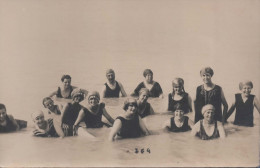 CPA Photo Carte, Groupe De 15 Baigneurs Prenant Les Eaux En Maillot D'époque à Onival En 1923 - Mode