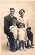 Carte Photo D'une Famille élégante Avec Deux Petite Fille élégante Posant Dans Un Studio Photo - Anonymous Persons