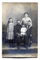 Carte Photo D'une Famille élégante Dont Le Pére Est Un Officier Francais Du 7 éme Régiment D'infanterie - Personnes Anonymes