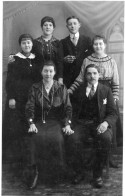 Carte Photo D'une Famille élégante Posant Dans Un Studio Photo En 1917 - Personnes Anonymes