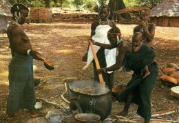 CPM - SÉNÉGAL - Scène Villageoise (femmes Au Travail) - Edition Wakhatilene - Sénégal