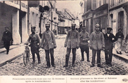 02 - Aisne -  Prisonniers Allemands Dans Une Rue De SOISSONS Apres Le Bombardement - Soissons
