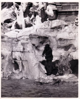 Photo De Presse -03/ 1968- ROMA - Fontaine De Trevise - Jeune Garcon Essayant D 'attraper Les Pieces Avec Un Aimant - Other & Unclassified