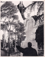 Photo De Presse -12/ 1967 - ROMa - Installation De La Statue De L'Inca Garcilaso De La Vega - Jardin Borghese - Other & Unclassified