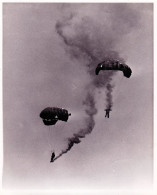 Photo De Presse -06/ 1968 - Abingdon ( England ) 50 Eme Anniversaire De La R.A.F - Parahutistes " Patrouille Des Faucons - Autres & Non Classés