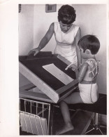 Photo De Presse -aout 1968 - Stockholm - Ann Erikson Enfant Handicapée Apparaillée De Bras Artificiels - Autres & Non Classés