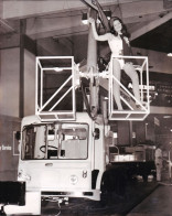 Photo De Presse - Septembre 1968 - London - Mannequin Presentant Un Elevateur A La Foire De Earls Court - Andere & Zonder Classificatie