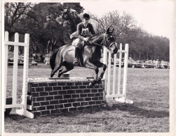 Photo De Presse - Avril 1968 - FITTLEWORTH ( Sussex )  Princesse ANNE A Un Concours De "jumping " - Equitation - Célébrités