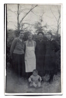 Carte Photo De Quatre Femmes élégante Avec Un Petit Garcon Dans Leurs Jardin En 1934 - Personnes Anonymes