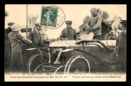 AUTOMOBILE - COUPE DES VOITURETTES A BOULOGNE-SUR-MER 25 JUIN 1911 - THOMAS ALIMENTE SON MOTEUR D'AUTOMOBILINE - Voitures De Tourisme